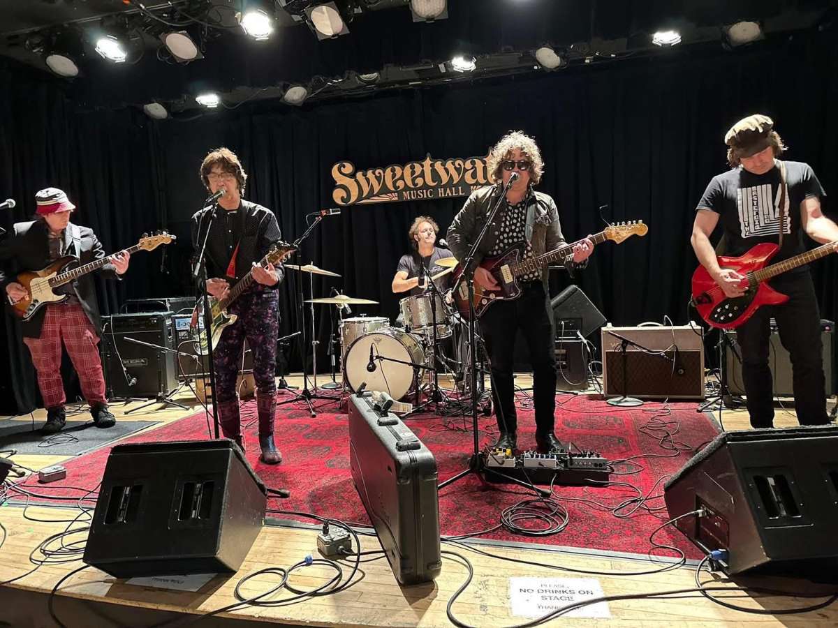 Flamin’ Groovies with Hot Laundry